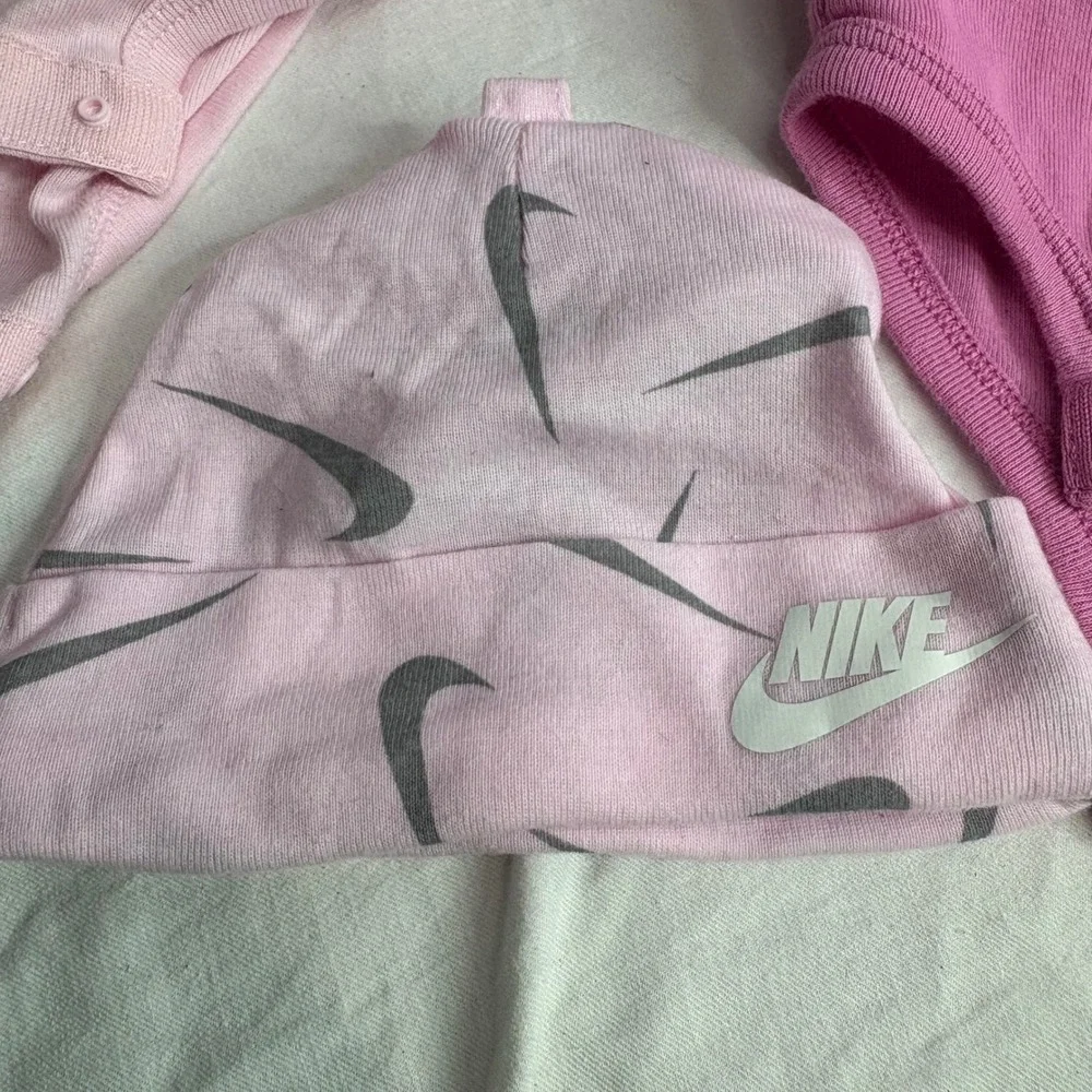Nike Baby Essentials 3 Pack Long Sleeve Bodysuit Set in pink 6m